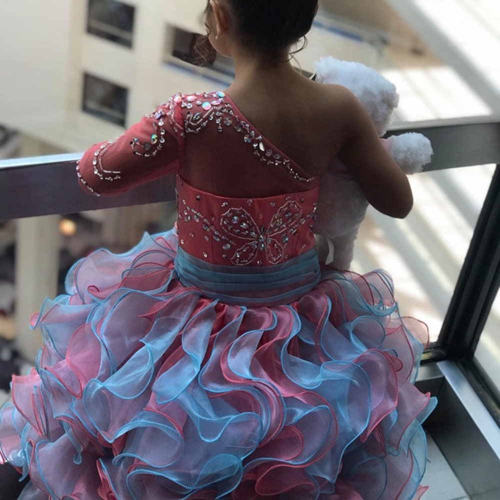 GIRLS PAGEANT DRESS SIZE 6/7 ORGANZA